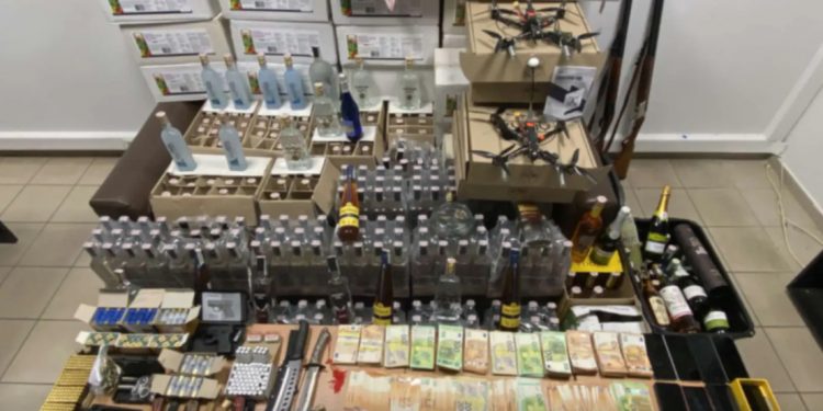 Θεσσαλονίκη: Πώς η εγκληματική οργάνωση έφερνε λαθραία ποτά και φυτοφάρμακα για 13 χρόνια – Δέκα συλλήψεις – ΦΩΤΟ