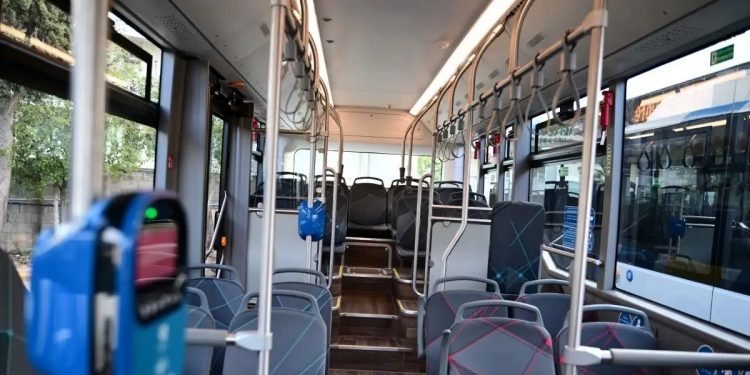 Άγρια επίθεση σε οδηγό λεωφορείου στα Πατήσια: Μεθυσμένος επιβάτης τον ξυλοκόπησε και του έσπασε τη γνάθο – ΒΙΝΤΕΟ