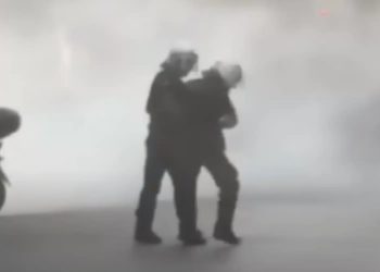 ΒΙΝΤΕΟ ΝΤΟΚΟΥΜΕΝΤΟ: Ματατζής έριξε… σφαλιάρα σε συνάδελφό του στην πορεία για τον Φύσσα στην Πάτρα