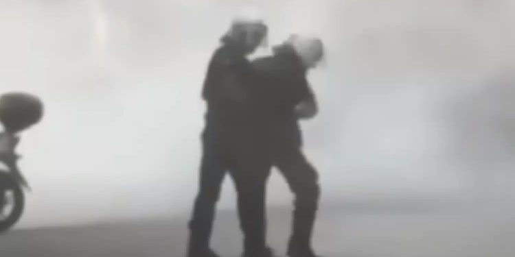 ΒΙΝΤΕΟ ΝΤΟΚΟΥΜΕΝΤΟ: Ματατζής έριξε… σφαλιάρα σε συνάδελφό του στην πορεία για τον Φύσσα στην Πάτρα