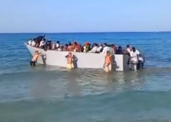 Βίντεο: Λουόμενοι στη Γαύδο σπρώχνουν στα ανοιχτά βάρκα με μετανάστες – ΦΩΤΟ