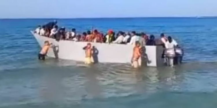 Βίντεο: Λουόμενοι στη Γαύδο σπρώχνουν στα ανοιχτά βάρκα με μετανάστες – ΦΩΤΟ