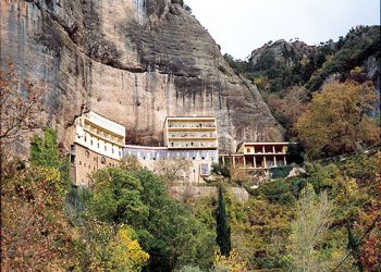 Συνελήφθη ηγούμενος της Μονής Μεγάλου Σπηλαίου που προσπάθησε να πουλήσει κειμήλια σε αστυνομικό «δόλωμα»