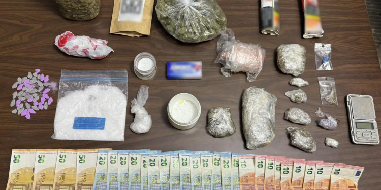 Μία σύλληψη στο κέντρο της Αθήνας για διακίνηση ναρκωτικών – ΦΩΤΟ