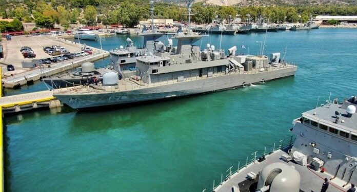 Συνελήφθησαν 2 Ρουμάνοι για κατασκοπεία – Φωτογράφιζαν το ναύσταθμο Σαλαμίνας – ΒΙΝΤΕΟ