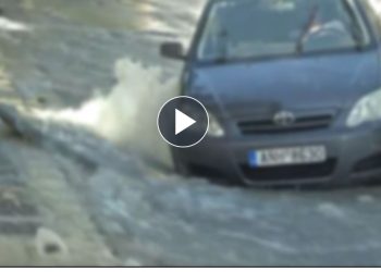 Βούλα: Αυτοκίνητο έπεσε σε τρύπα στο οδόστρωμα – BINTEO – ΦΩΤΟ