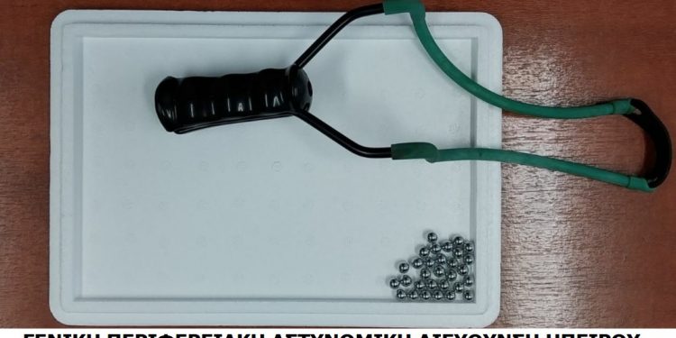 Επίθεση με σφεντόνα σε αστυνομικούς στα Ιωάννινα – ΦΩΤΟ