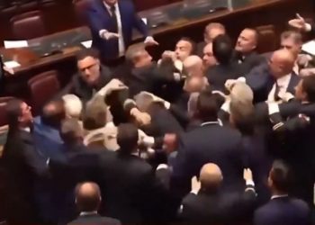 Άγριο «ξυλίκι» στην ιταλική Βουλή – ΒΙΝΤΕΟ – ΦΩΤΟ