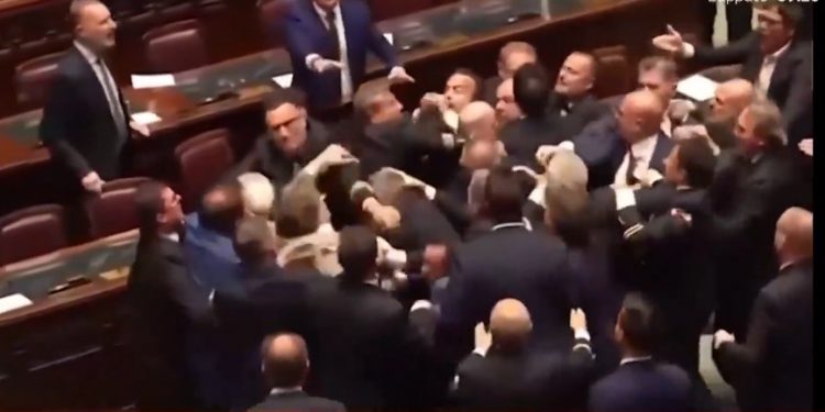 Άγριο «ξυλίκι» στην ιταλική Βουλή – ΒΙΝΤΕΟ – ΦΩΤΟ