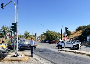 Τροχαίο στα Σπάτα: Αυτοκίνητο συγκρούστηκε με ταξί – Ένας τραυματίας – ΦΩΤΟ