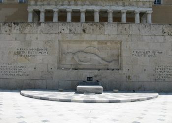«Πόλεμος» για τον Άγνωστο Στρατιώτη: Στα δικαστήρια προσφεύγει ο Δούκας για την ανάθεση της καθαριότητας σε ιδιώτη