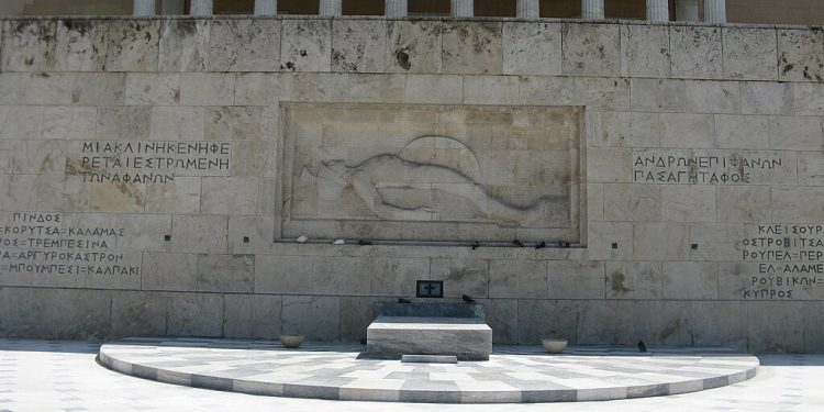 «Πόλεμος» για τον Άγνωστο Στρατιώτη: Στα δικαστήρια προσφεύγει ο Δούκας για την ανάθεση της καθαριότητας σε ιδιώτη