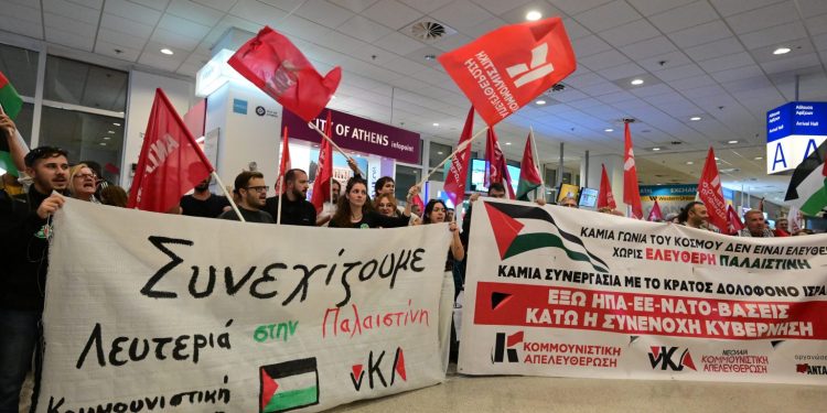 Στο Ελ. Βενιζέλος οι 27 Έλληνες ακτιβιστές του στολίσκου για τη Γάζα