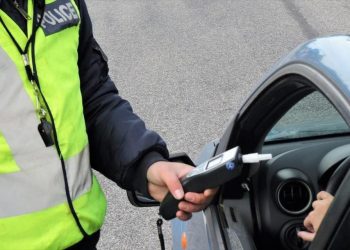 Μεθυσμένος οδηγός το… τερμάτισε: Ρούφηξε στο αλκοτέστ αντί να φυσήξει και επιτέθηκε στους αστυνομικούς – ΒΙΝΤΕΟ