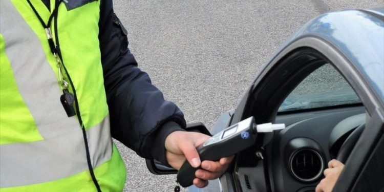 Μεθυσμένος οδηγός το… τερμάτισε: Ρούφηξε στο αλκοτέστ αντί να φυσήξει και επιτέθηκε στους αστυνομικούς – ΒΙΝΤΕΟ