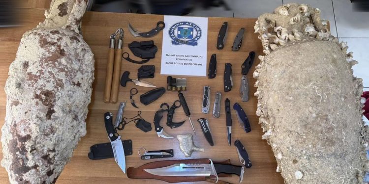 Χειροπέδες σε 47χρονο στην Βουλιαγμένη – Είχε στο σπίτι του αμφορείς του 5ου π.Χ. αιώνα και πλήθος μαχαιριών – ΦΩΤΟ