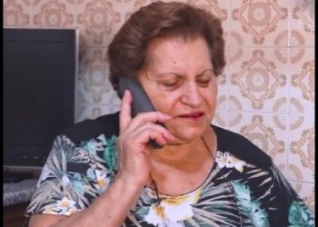 Viral ΒΙΝΤΕΟ της ΕΛΑΣ: «Μοιχεία; Εγώ ποτέ!» – Η γιαγιά Χρυσούλα «έβαλε τα γυαλιά» στους απατεώνες