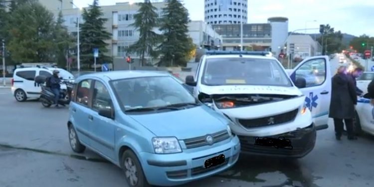 Ασθενοφόρο συγκρούστηκε με αυτοκίνητο στην Εγνατία – ΒΙΝΤΕΟ