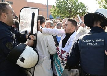 Ένταση έξω από το Αττικό νοσοκομείο κατά την επίσκεψη Mητσοτάκη και Γεωργιάδη – ΒΙΝΤΕΟ – ΦΩΤΟ