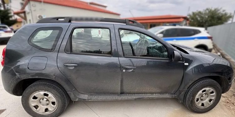 Ορεστιάδα: Χειροπέδες σε διακινητή παράνομων μεταναστών – Τους έκρυβε σε τζιπ – ΦΩΤΟ