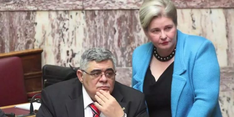 Απολογία Ζαρούλια στην δίκη της Χρυσής Αυγής: «Δεν ήμουν μέλος – Στήριζα τον σύζυγο μου» είπε η γυναίκα του αρχηγού