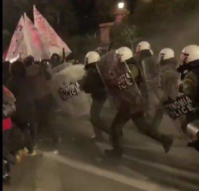 Επεισόδια, κυνηγητό, χημικά και 18 συλλήψεις στο τέλος της χθεσινοβραδινής πορείας για την Παλαιστίνη – ΒΙΝΤΕΟ