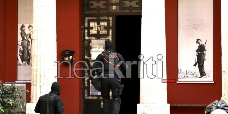 Ηράκλειο: Έφοδος της ΕΛΑΣ στην κατάληψη του «Ευαγγελισμού» – 6 προσαγωγές για την επίθεση στον Βορίδη – ΒΙΝΤΕΟ – ΦΩΤΟ