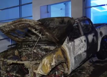 Στόχος 3 εμπρηστών κουκουλοφόρων αντιπροσωπεία αυτοκινήτων στη Νέα Χαλκηδόνα – Τους «έπιασαν» οι κάμερες – ΒΙΝΤΕΟ
