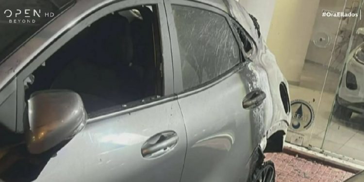 Φωτιά σε αντιπροσωπεία αυτοκινήτων στο Πολύγωνο – Γιατί ανέλαβε την υπόθεση η Κρατική Ασφάλεια – ΒΙΝΤΕΟ