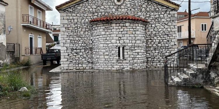 «Άνοιξαν οι ουρανοί» και έριξαν νερό ενός μήνα στην Αττική – Πού θα κινηθεί η κακοκαιρία τις επόμενες ώρες – ΒΙΝΤΕΟ – ΦΩΤΟ