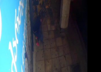 BINTEO NTOKOYMENTO από τη στιγμή των πυροβολισμών στον νεαρό στην πλατεία Αγίου Κωνσταντίνου – ΦΩΤΟ