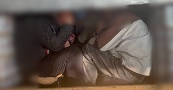 Μετέφερε παράνομα 10 Κινέζους σε καρότσα φορτηγού – Ήταν κρυμμένοι πίσω από παλέτες με εμπορεύματα – ΒΙΝΤΕΟ