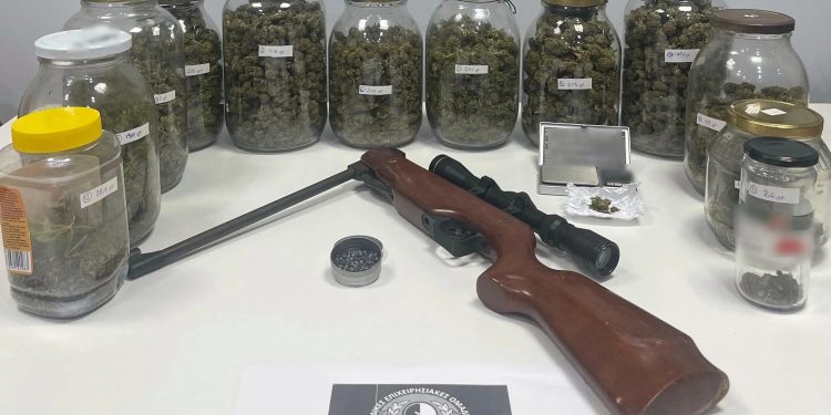Κοζάνη: 45χρονος «πιάστηκε» με πάνω από 2 κιλά κάνναβης, αεροβόλο όπλο και διόπτρα – ΒΙΝΤΕΟ – ΦΩΤΟ