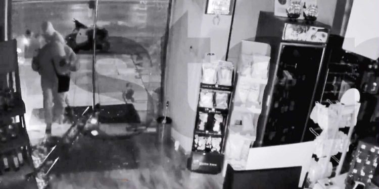 ΒΙΝΤΕΟ ΝΤΟΚΟΥΜΕΝΤΟ: Νεαροί ληστές με βαριοπούλες «άνοιξαν» 16 επιχειρήσεις στη Λάρισα γκρεμίζοντας τζαμαρίες