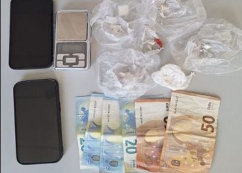 Λάρισα: Έκρυβαν την κοκαΐνη σε εγκαταλελειμμένο κτίριο – Συνελήφθησαν 2 νεαροί (ο ένας ανήλικος) – ΦΩΤΟ