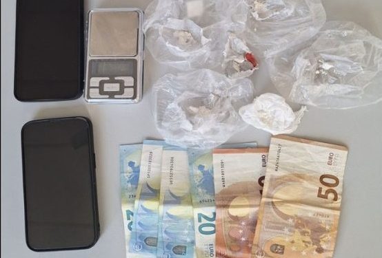 Λάρισα: Έκρυβαν την κοκαΐνη σε εγκαταλελειμμένο κτίριο – Συνελήφθησαν 2 νεαροί (ο ένας ανήλικος) – ΦΩΤΟ