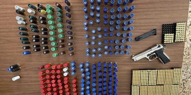 Λασίθι: Συνελήφθησαν 37χρονος και 39χρονη που είχαν 2 πιστόλια, 4 γεμιστήρες και 989 φυσίγγια – ΦΩΤΟ