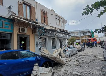 Kατέρρευσε μπαλκόνι στο Λαύριο: Μία γυναίκα με εκδορές – Μεγάλες ζημιές σε σταθμευμένα αυτοκίνητα – Συγκλονιστικές ΦΩΤΟ