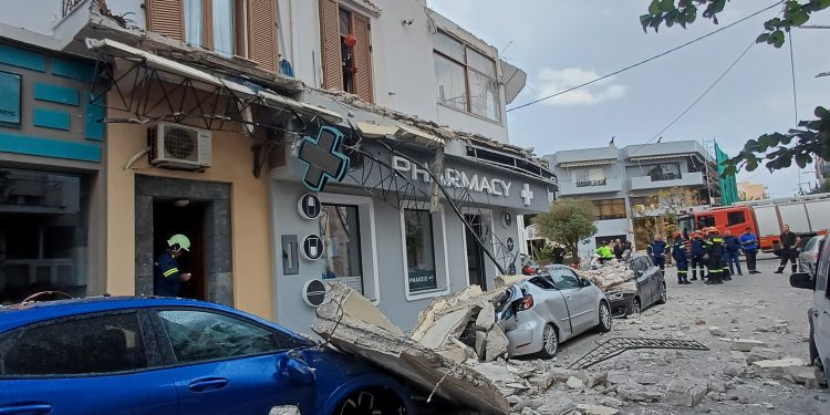 Kατέρρευσε μπαλκόνι στο Λαύριο: Μία γυναίκα με εκδορές – Μεγάλες ζημιές σε σταθμευμένα αυτοκίνητα – Συγκλονιστικές ΦΩΤΟ