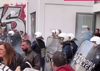 Επεισόδια σε συγκέντρωση διαμαρτυρίας εκπαιδευτικών – Καταγγέλλουν αναίτια επίθεση των ΜΑΤ – ΒΙΝΤΕΟ – ΦΩΤΟ