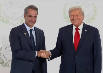 Τραμπ και Μητσοτάκης σε θερμή χειραψία στη Σύνοδο για τη συμφωνία ειρήνης Ισραήλ – Χαμάς