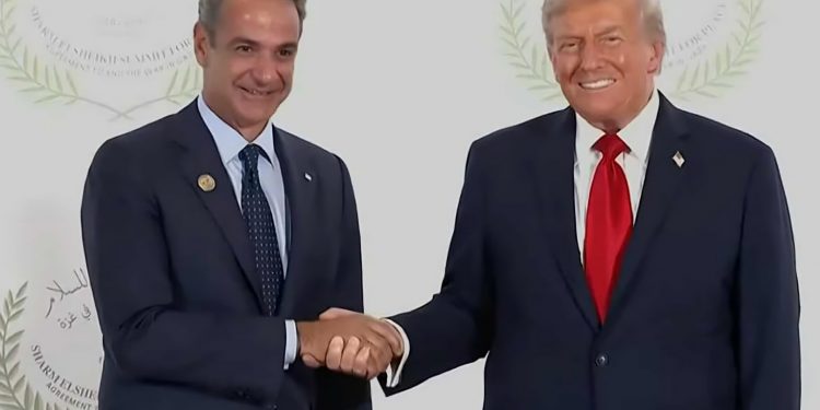 Τραμπ και Μητσοτάκης σε θερμή χειραψία στη Σύνοδο για τη συμφωνία ειρήνης Ισραήλ – Χαμάς