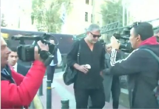 Στην Ευελπίδων ο Μπισμπίκης για το τροχαίο στη Φιλοθέη – Αμίλητος στα δικαστήρια – BINTEO