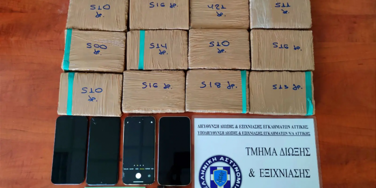 Τρεις συλλήψεις για ναρκωτικά στα Καλύβια Αττικής – ΦΩΤΟ