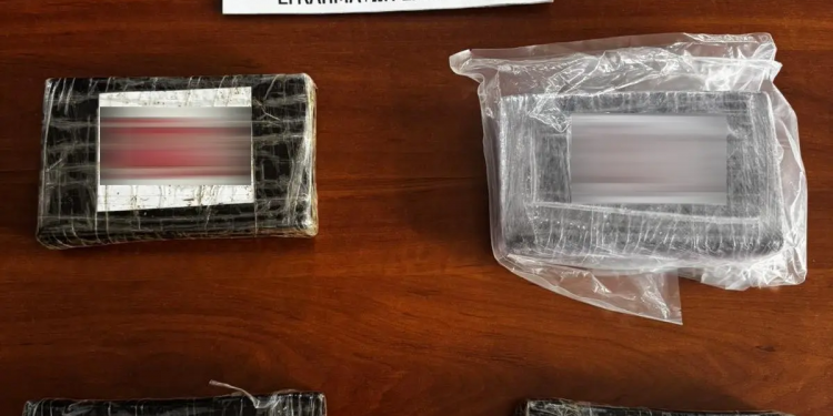 Ελευσίνα: Δύο συλλήψεις για διακίνηση κοκαΐνης – ΒΙΝΤΕΟ – ΦΩΤΟ