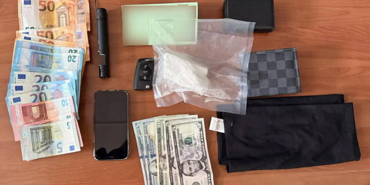 Δύο συλλήψεις για διακίνηση ναρκωτικών σε Άγιο Παντελεήμονα και Αχαρνές – ΦΩΤΟ