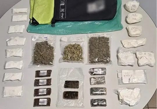 Χειροπέδες σε 42χρονη που κατείχε κοκαΐνη, MDMA-ecstasy, skunk και «σοκολάτα» για λογαριασμό φυλακισμένου – ΒΙΝΤΕΟ – ΦΩΤΟ