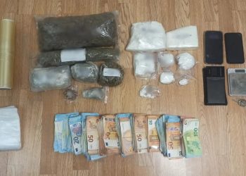 Νέα Μάκρη: Διακινητής ναρκωτικών έκρυβε πάνω από 2 κιλά κοκαΐνης και SKUNK σε κοτέτσι – ΒΙΝΤΕΟ – ΦΩΤΟ