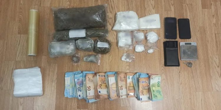 Νέα Μάκρη: Διακινητής ναρκωτικών έκρυβε πάνω από 2 κιλά κοκαΐνης και SKUNK σε κοτέτσι – ΒΙΝΤΕΟ – ΦΩΤΟ