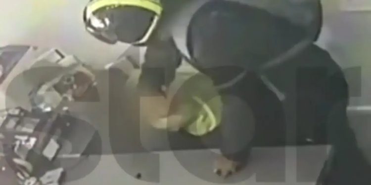 Νέο Ηράκλειο: Μπούκαρε σε κατάστημα που δούλευε η κόρη του και την ξυλοκόπησε άγρια – ΦΩΤΟ